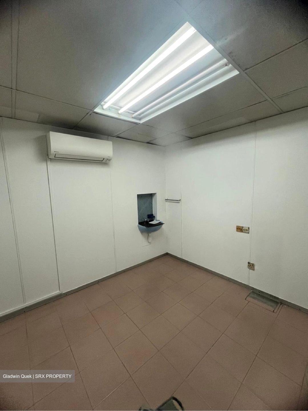 Jurong West Street 92 (D22), Office #557735961